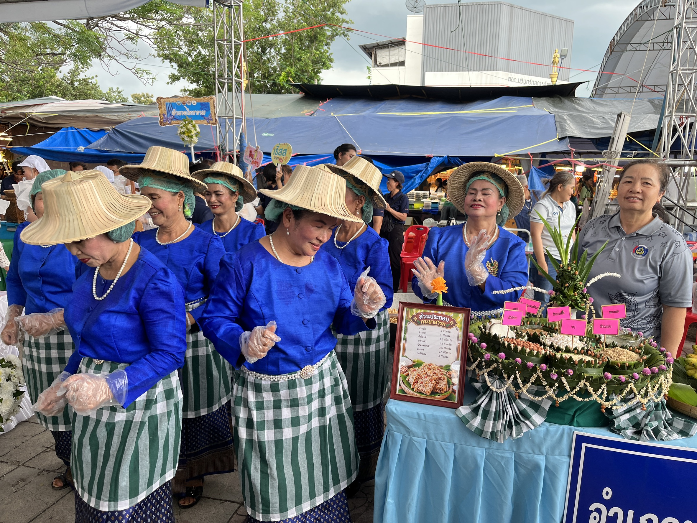พช.ทรายทองวัฒนา ร่วมชมและให้กำลังใจตัวแทนอำเภอ ในการประกวดกระยาสารท ประเภทรสชาติ งานประเพณีสารทไทย-กล้วยไข่ และของดีเมืองกำแพง ประจำปี 2569
